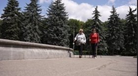 У Вінниці жінки поважного віку активно займаються скандинавською ходьбою. Щотижня вони проходять кілька кілометрів у парках міста під наглядом медичної сестри — для зміцнення здоров’я, підтримки гарного самопочуття й піднесеного настрою. Як розповіла в.о